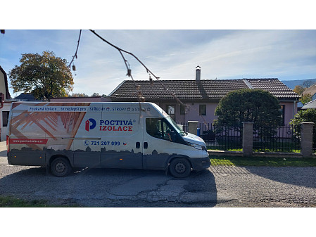 Zateplení stropu dřevostavby rodinného domu se sedlovou střechou v Liberci